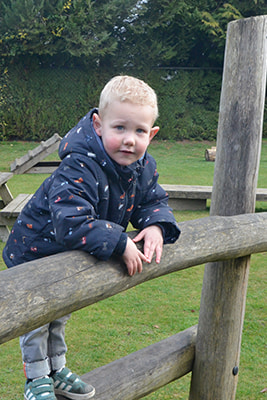 Kinderen helpen in de moestuin
