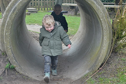 Kinderen aan het sspelen op een speeltoestel