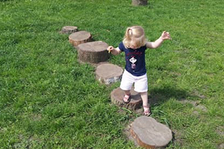 Meisje buiten aan het spelen