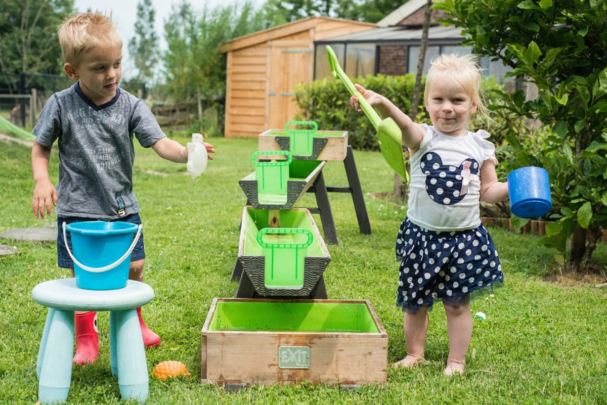 Kinderen spelen buiten bij Het Speelhuis in Ees, Drenthe.