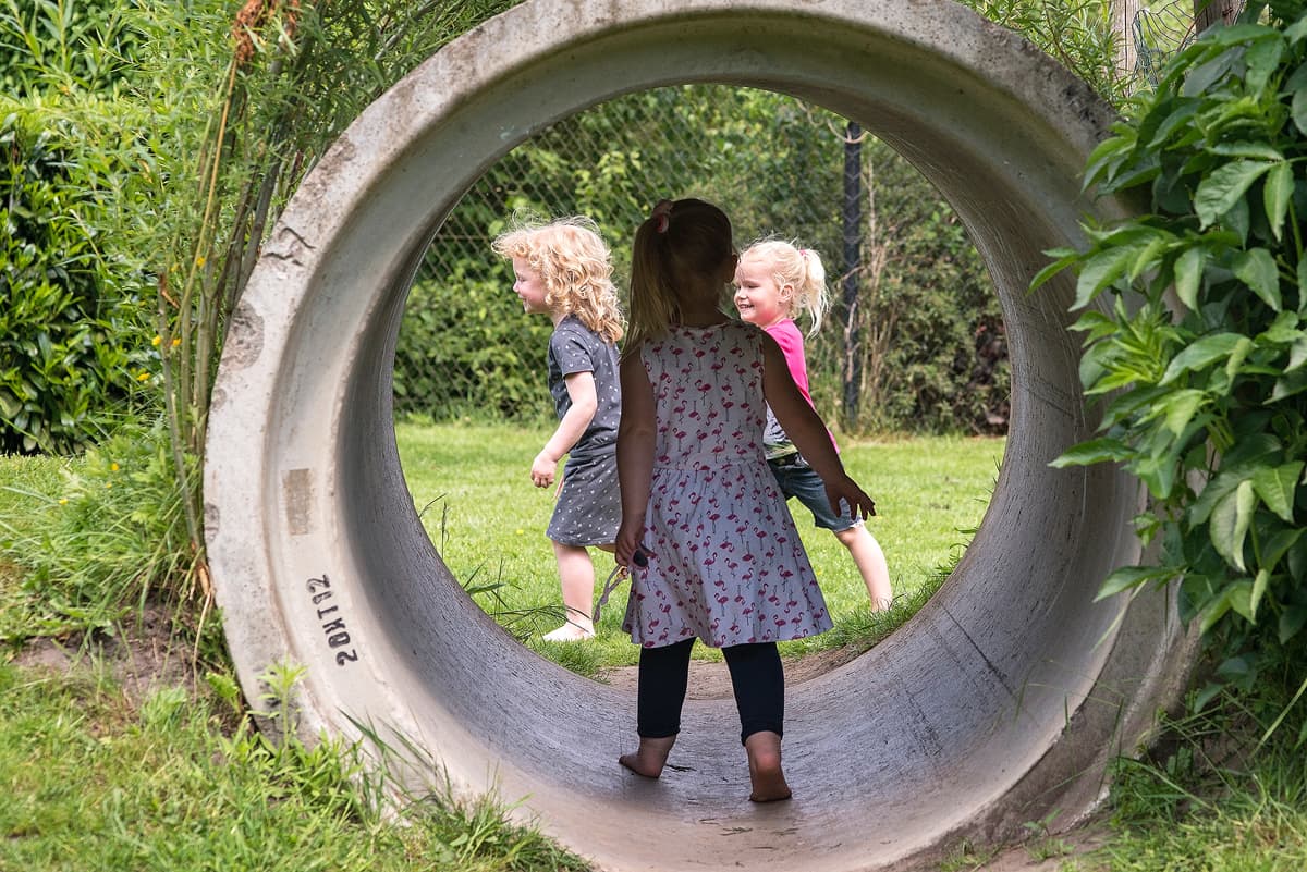 Kinderen spelen binnen bij Het Speelhuis in Ees, Drenthe.